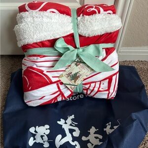 NWT Disney Red and White Holiday Throw Blanket 50 x 60